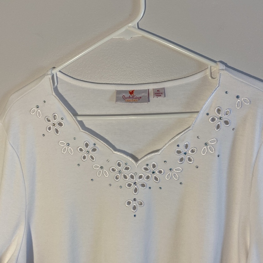 Quaker Factory Women’s XL White Scalloped Flower Neckline 3/4 Sleeve Shirt